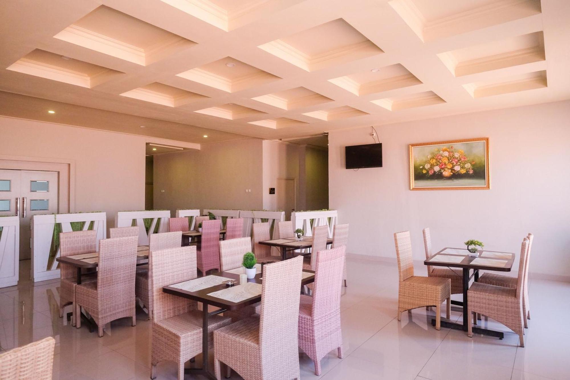 Urbanview Hotel Dedy Jaya Brebes Buitenkant foto