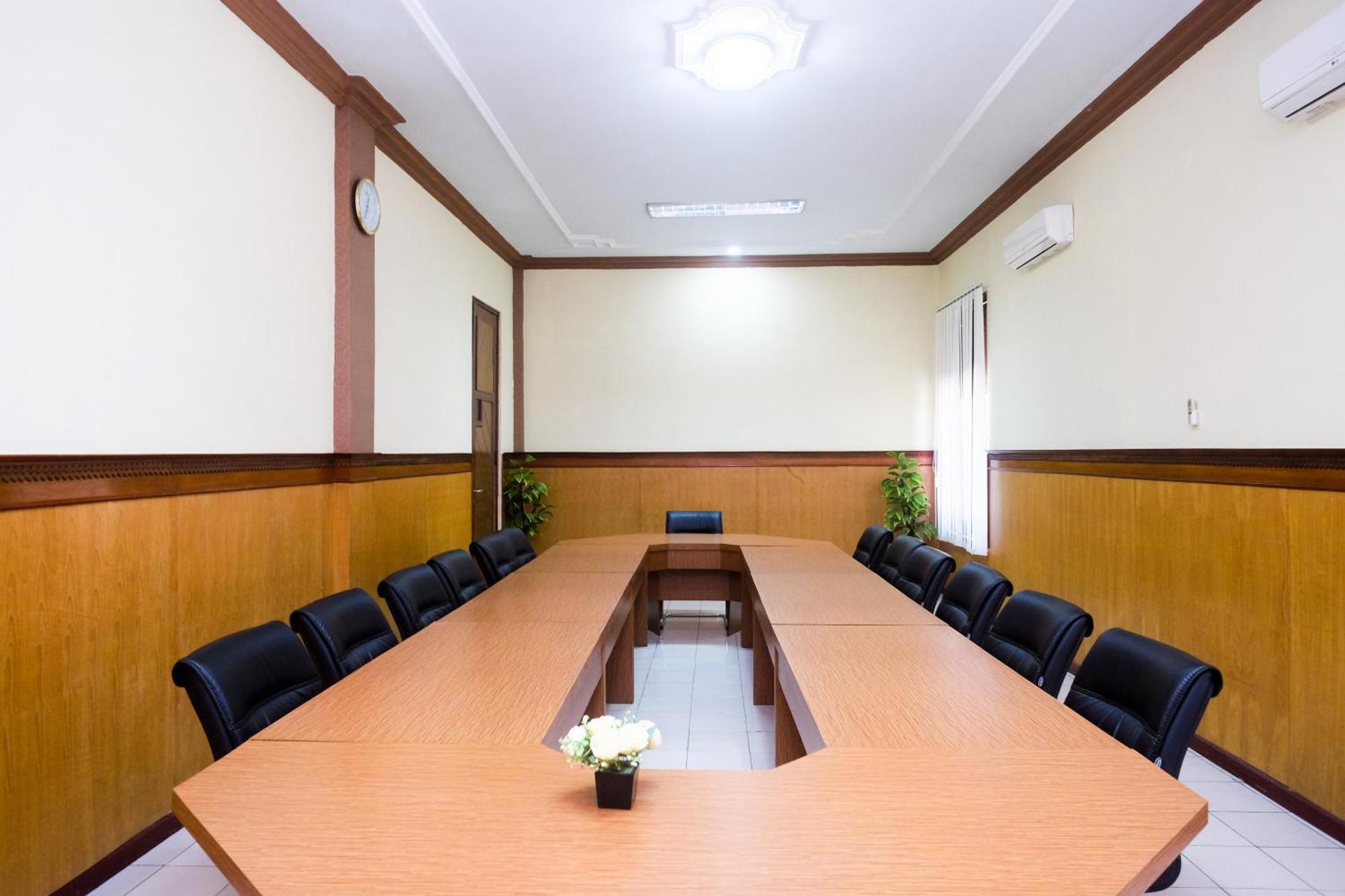 Urbanview Hotel Dedy Jaya Brebes Buitenkant foto
