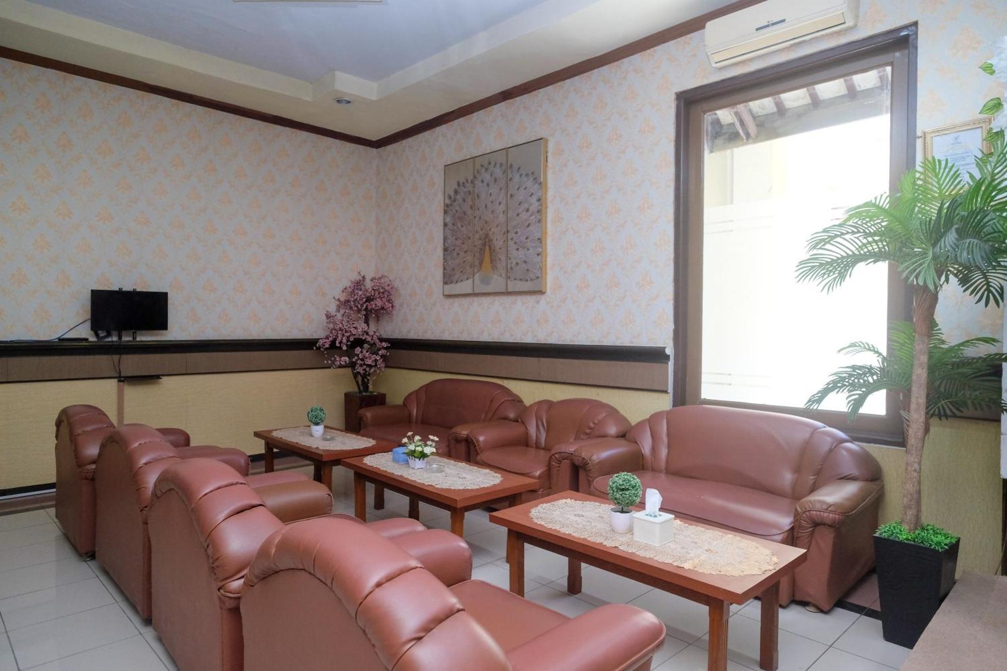 Urbanview Hotel Dedy Jaya Brebes Buitenkant foto