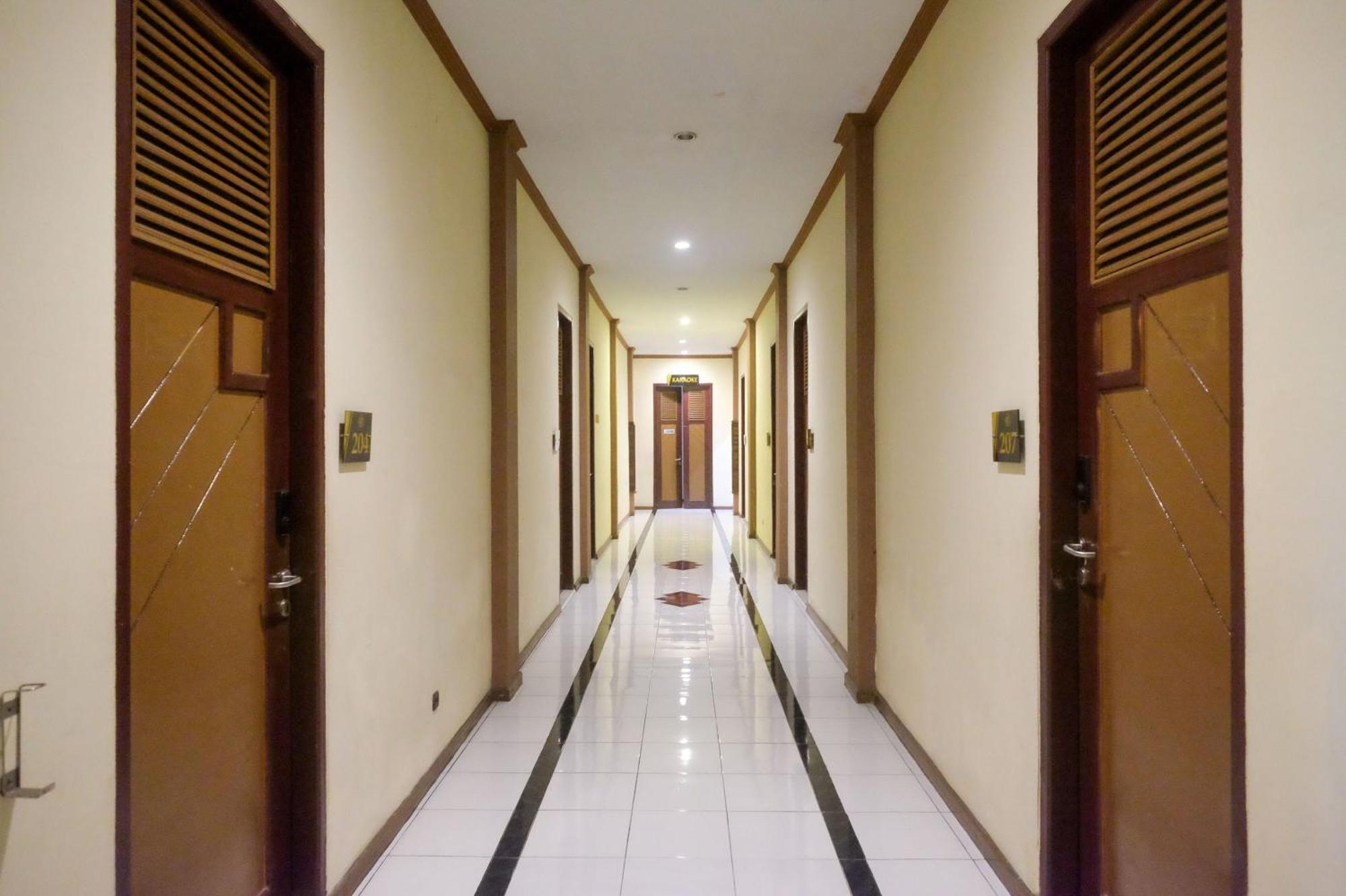 Urbanview Hotel Dedy Jaya Brebes Buitenkant foto