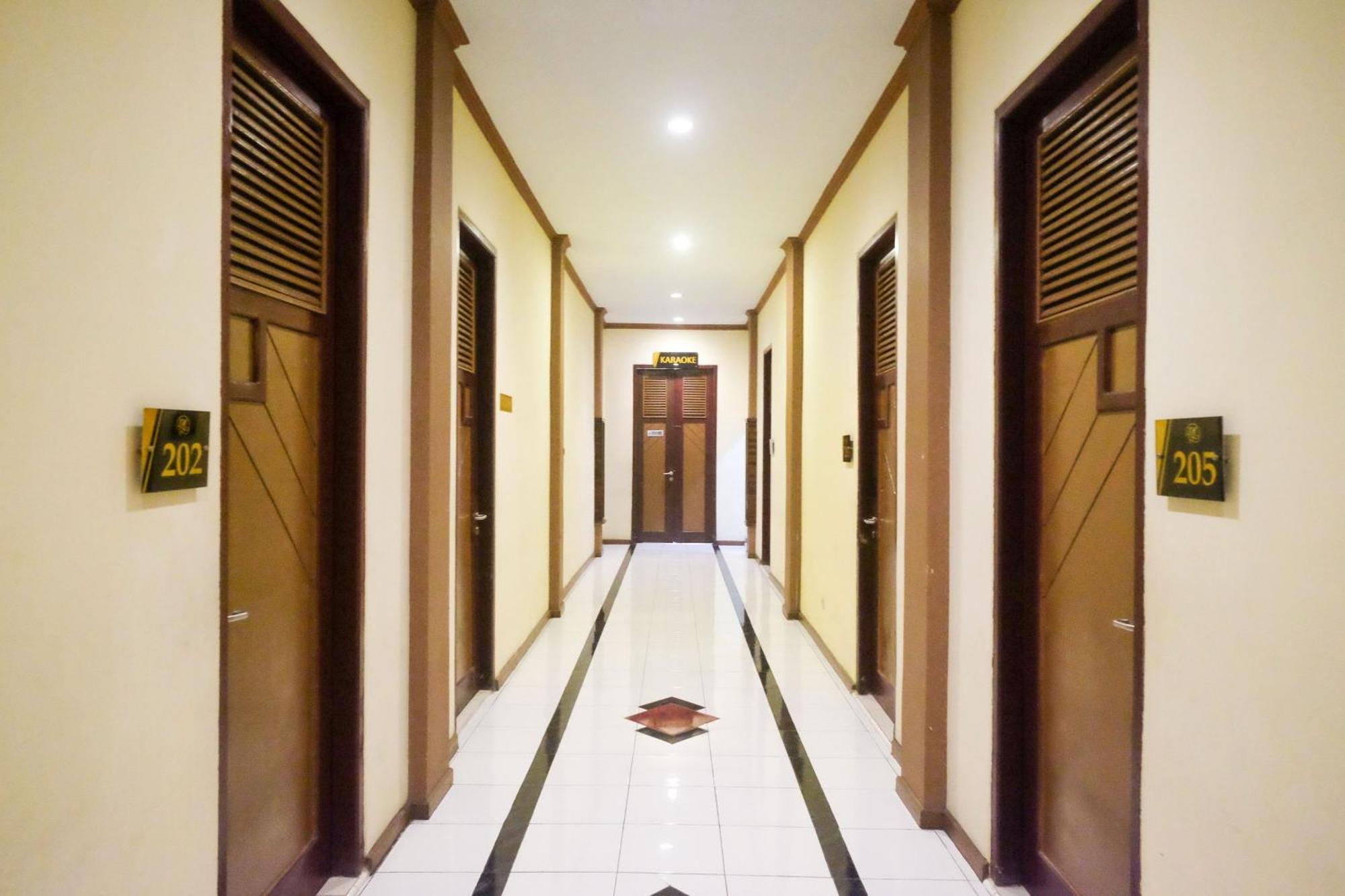 Urbanview Hotel Dedy Jaya Brebes Buitenkant foto