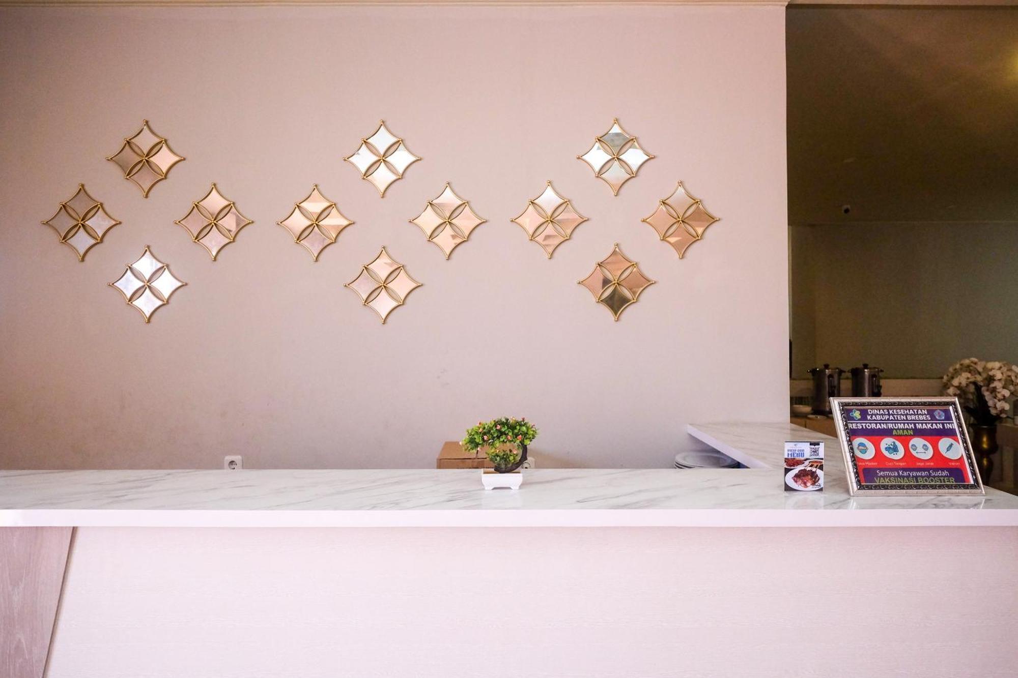 Urbanview Hotel Dedy Jaya Brebes Buitenkant foto
