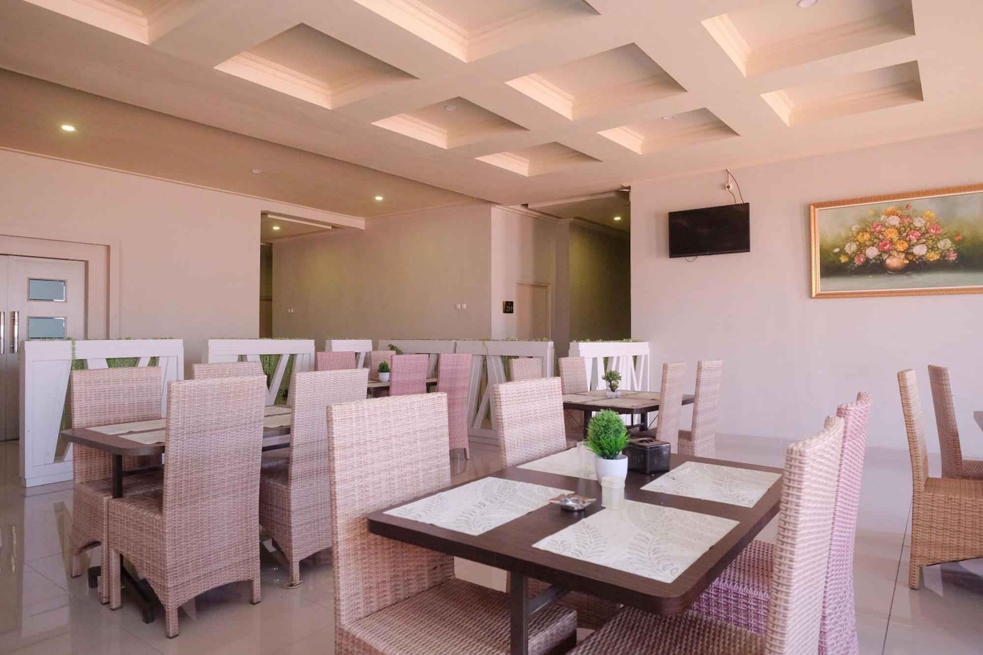 Urbanview Hotel Dedy Jaya Brebes Buitenkant foto
