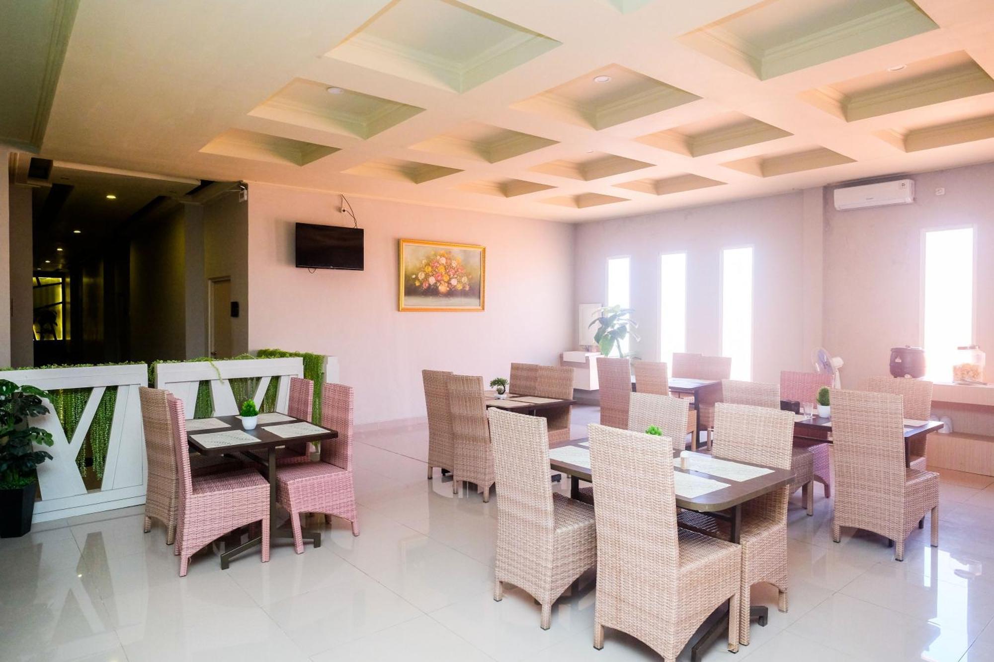 Urbanview Hotel Dedy Jaya Brebes Buitenkant foto