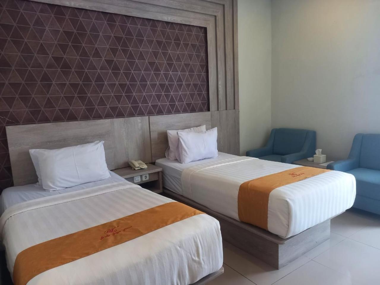 Urbanview Hotel Dedy Jaya Brebes Buitenkant foto