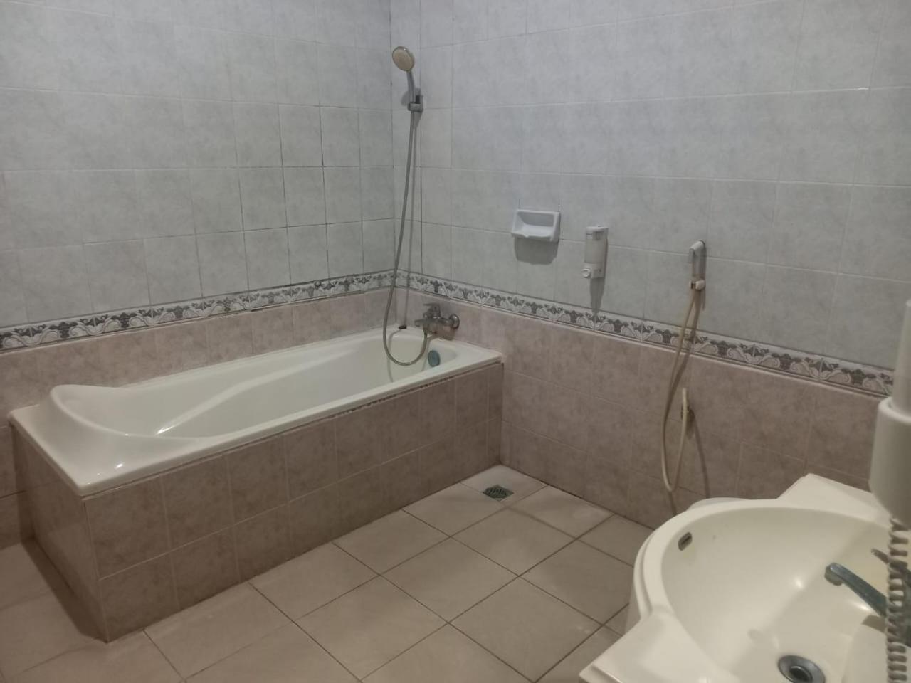 Urbanview Hotel Dedy Jaya Brebes Buitenkant foto