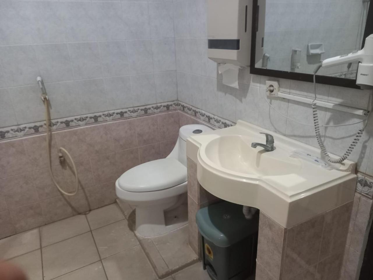 Urbanview Hotel Dedy Jaya Brebes Buitenkant foto