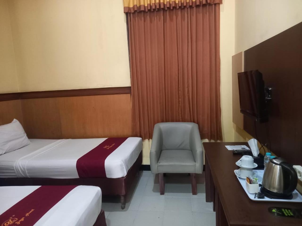 Urbanview Hotel Dedy Jaya Brebes Buitenkant foto