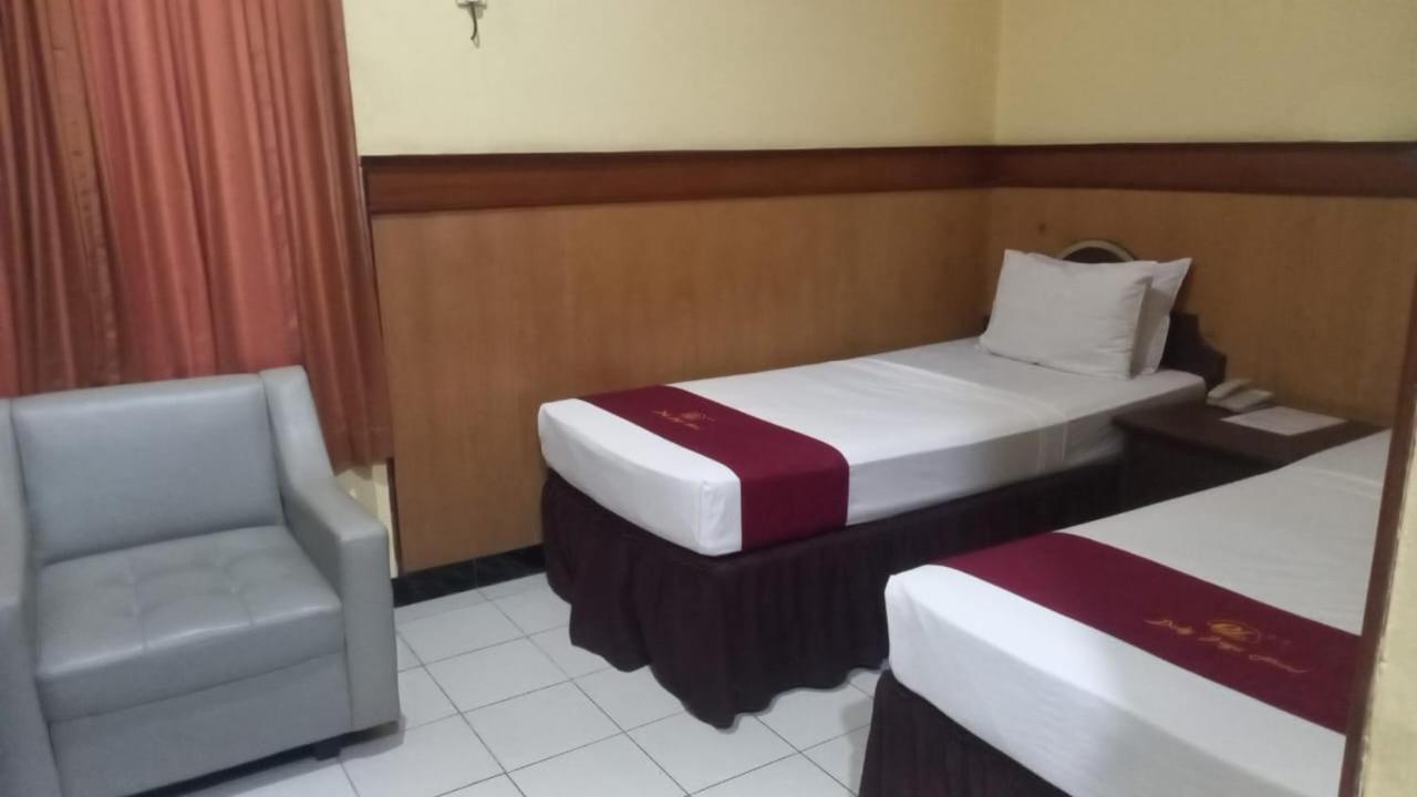 Urbanview Hotel Dedy Jaya Brebes Buitenkant foto