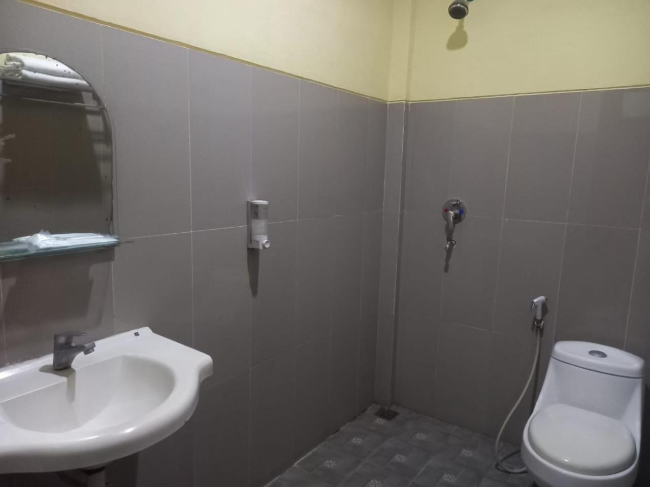 Urbanview Hotel Dedy Jaya Brebes Buitenkant foto