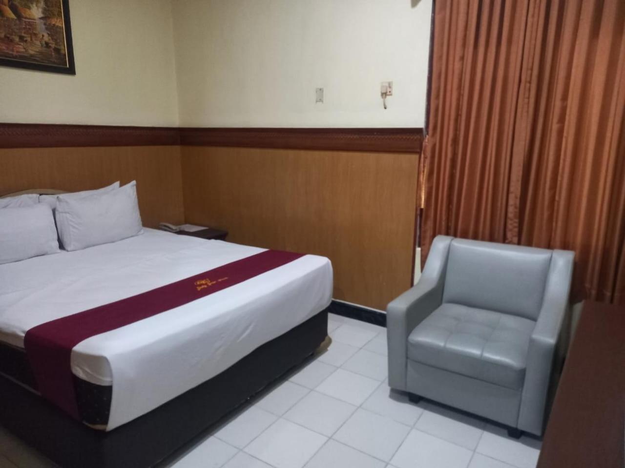 Urbanview Hotel Dedy Jaya Brebes Buitenkant foto